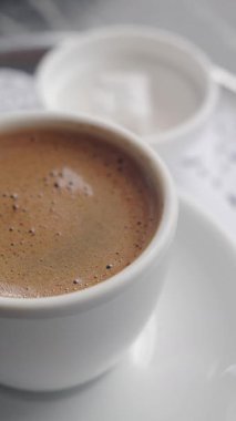 Bir fincan Türk kahvesine yakından bakmak. ,