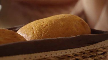 Lezzetli, sıcak ekmeği dokuma sepetinde servis etmeye hazır..