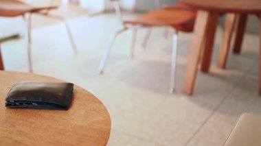 Cüzdanı masada kalmış. kayıp cüzdan kavramı ,