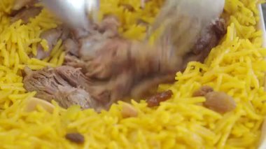 Lezzetli sarı pirincin ve lezzetli taze etin tadını çıkarın..