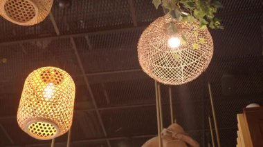 El yapımı lambaların sıcak aydınlatması yemek deneyimini güçlendirir..