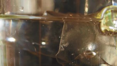 Bardakta eriyen buzlu soğuk bir içeceğin yakın çekimi..