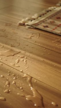 Su ahşap bir zemine döküldü, bu da ortalığı karıştırdı..