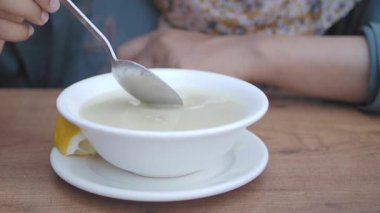 Lezzetli olsun diye bir dilim limonla servis edilen sıcak çorba.