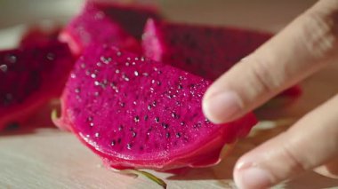 Parlak renkli ejderha meyveleri ahşap bir yüzeye dizilir..