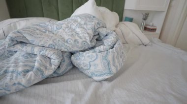 Rahat ve rahatlatıcı bir uyku alanı yaratmanın basit yollarını öğren..