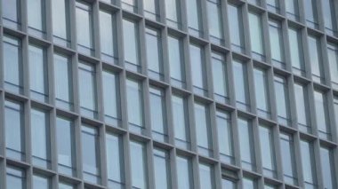 Cam pencere ızgarası içeren çağdaş bir yapıya odaklanır.