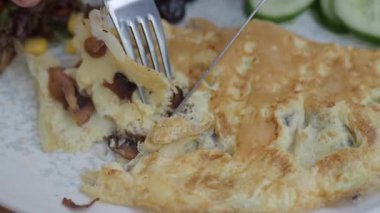 Taze sebze ve otlarla hazırlanmış ağız sulandıran omletin tadını çıkarın..