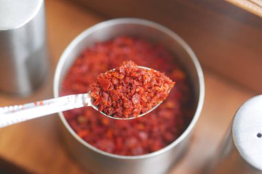 Öğle yemeği boyunca baharatlı yemek için bir kaşık kırmızı biber..