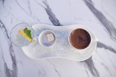 Ferahlatıcı limon suyuyla servis edilen lezzetli Türk kahvesi..