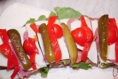 Sebzeli ve kepekli peynirli açık yüzlü sandviç..