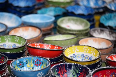 Parlak renkli kaseler canlı bir pazarda sergileniyor..