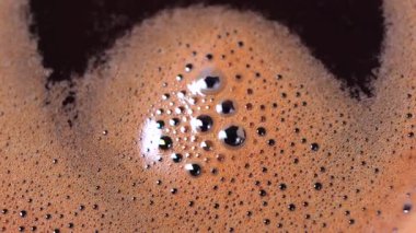 Zengin kremayla lezzetli bir fincan kahve yapma sürecini izleyin..