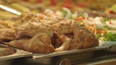 Izgara tavuk ve canlı salatanın olduğu enfes bir yemeğin tadını çıkarın..