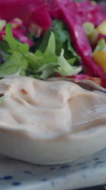 Patates kızartmasını salataya batırmak..