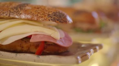 Sıcak, davetkar bir kafe ortamında sandviç yapma sanatını keşfedin..