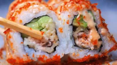 Bu lezzetli suşi rulolarında taze malzemeler ve cazip tatlar var..