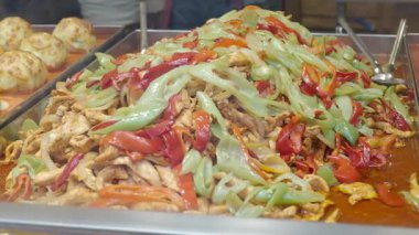 Yumuşak tavuk ve taze biberli canlı bir yemeğin tadını çıkarın..