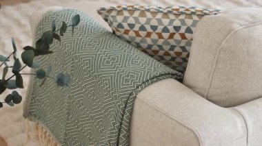 Yumuşak dokular ve modern desenler bu davet edici yaşam alanını geliştirir..