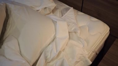 dağınık beyaz yatak, kapalı yatak. .