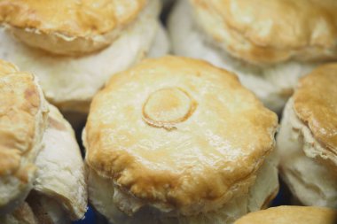 Altın kahverengi pastalar rafta soğuyor, eğlenmeye hazır..