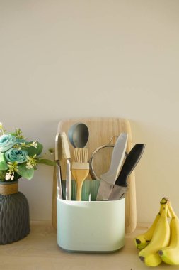 Utensiller ve mutfak aletleri şık bir tezgahta düzgünce düzenlenmiş.