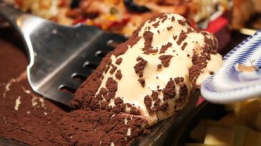 Konuklar, kutlama sırasında kremalı güzel bir tatlıdan hoşlanırlar..