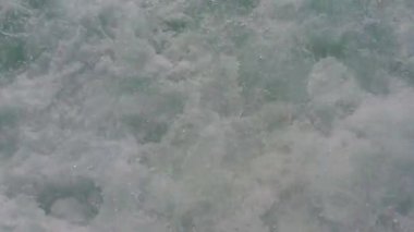 Dinamik okyanus dalgaları alacakaranlıkta kıyıya şiddetle çarpar..