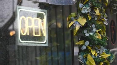 Parlak açık tabela, yemyeşil yemyeşil yağmurlu bir günde ziyaretçileri karşılar.