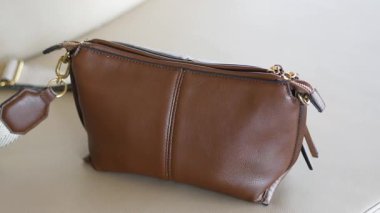 Karmaşık tasarımı ve dokusu olan şık kahverengi deri bir çanta..