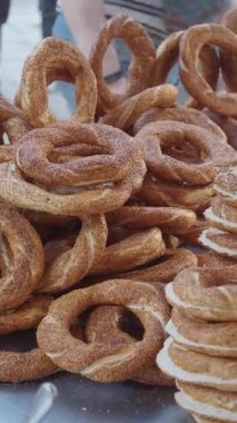 Yerel pazarda taze pişmiş Türk simit.