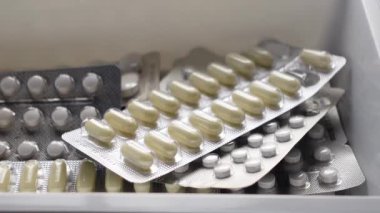 Tasarımlarını ve şekillerini vurgulayan çeşitli ilaç paketlerinin yakın çekimleri.