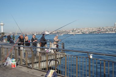 Balıkçı grupları hatlarını sakin sulara atıyorlar, güneşin tadını çıkarıyorlar..