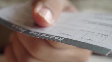 Havaalanında el ele tutuşan bir uçuş kartının yakın görüntüsü..