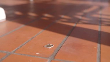 Akıllı telefon sim kartı yere düşmüş. kayıp sim kart kavramı .