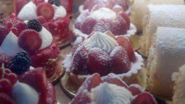 Canlı meyveler ve kremayla nefis tatlılar çok güzel sergileniyor..