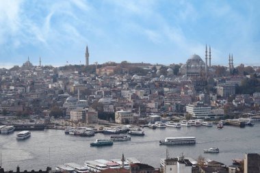 İstanbul manzarasında İstanbul Boğazı 'ndaki meşgul tekneler ve tarihi binalar ön plana çıkarıldı.