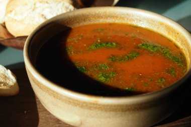 Sıcak, aromalı otlarla süslenmiş ve taze ekmeğin yanında servis edilen çorba..