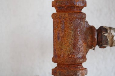 Yıpranmış borular derin paslanma ve aşınma gösterir. İhmalkarlığın altını çizer..