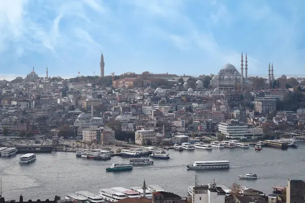 İstanbul manzarasında İstanbul Boğazı 'ndaki meşgul tekneler ve tarihi binalar ön plana çıkarıldı.