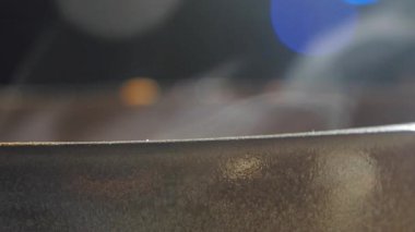 Yemek pişerken tencereden buhar yükselir, zengin lezzetler ve aromalar vaat eder..