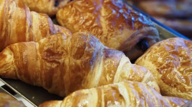 Yakındaki bir fırının fırınından çıkan lezzetli kruvasanların tadını çıkarın..