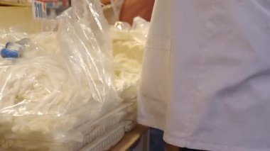 Tedarikçiler hareketli bir pazarda taze Türk usulü peynir gösteriyor.