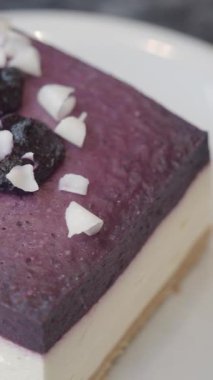 Böğürtlen katmanları ve hindistan cevizi gevreğinin tadını çıkarıyorum..