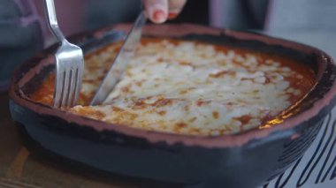 Sıcak bir atmosferde peynirle kaplı lezzetli bir lazanya..