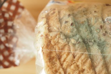 Masadaki bir pakette küflü ekmek. .