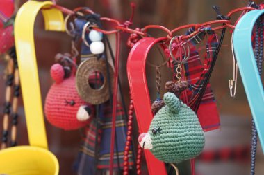 Canlı tığ işi hayvan anahtarlıkları bir markette asılı duruyor..