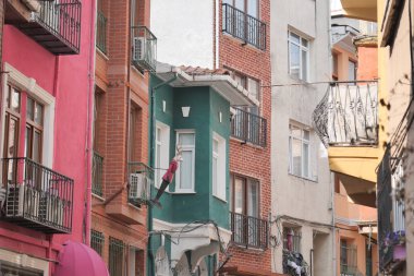 Farklı renklerde büyüleyici binalar davetkar bir şehir ortamı yaratır..