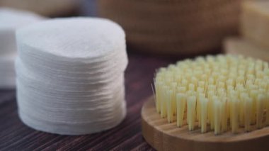 Yumuşak pamuk yastıklar ve ahşap bir fırça dokulu bir yüzey üzerinde dinleniyor..