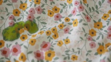 Kumaştan sert lekeleri çıkarmak için etkili yöntemler öğrenin.